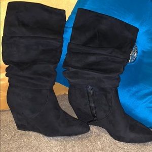 Cute black wedges !